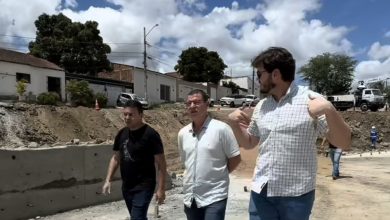 Vereador Márcio da Eletropolo, o mais votado do partido de Jhony, visita obras com o prefeito Bruno Cunha Lima