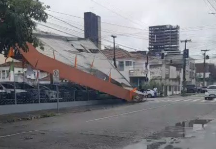 Cobertura da Localiza desaba e atinge veículos no Centro da cidade de CG Cobertura da Localiza desaba e atinge veículos no Centro da cidade de CG